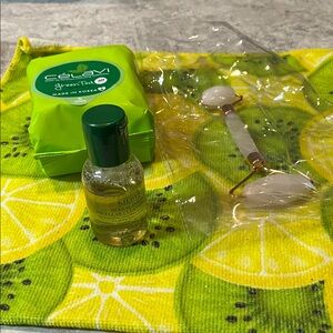 Kiehl's Herbal Facial Oil with Green Tea Wipes and Rose Quartz Roller